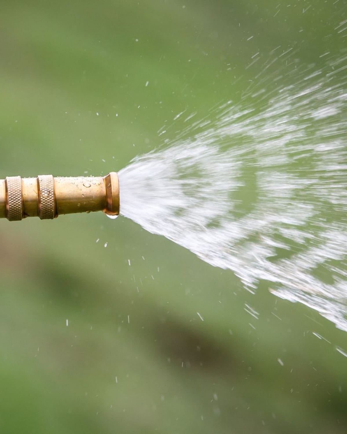 High-pressure water spraying during line cleaning work